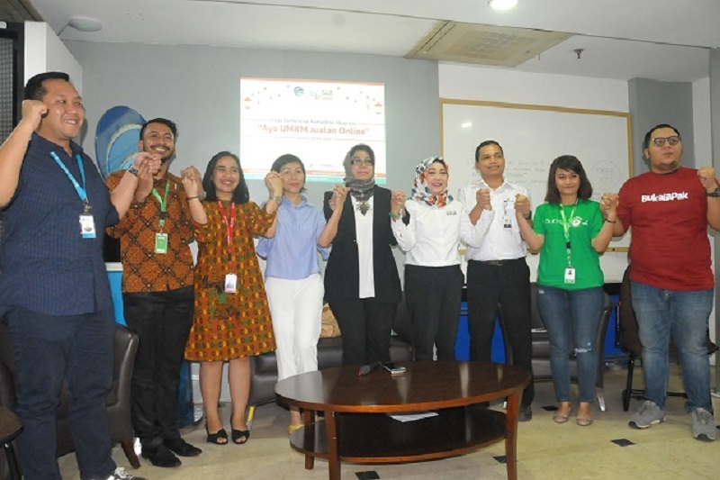 ICT volunteers in Indonesia help MSMEs increase market audience through online access