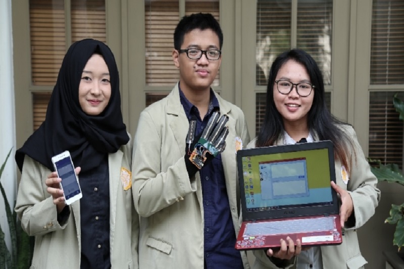 Indonesia’s Universitas Gadjah Madah develops gloves that translate sign language to verbal language